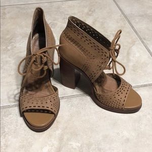 EUC Gianni Bini Gypsie Daze Lace Up Heel 6